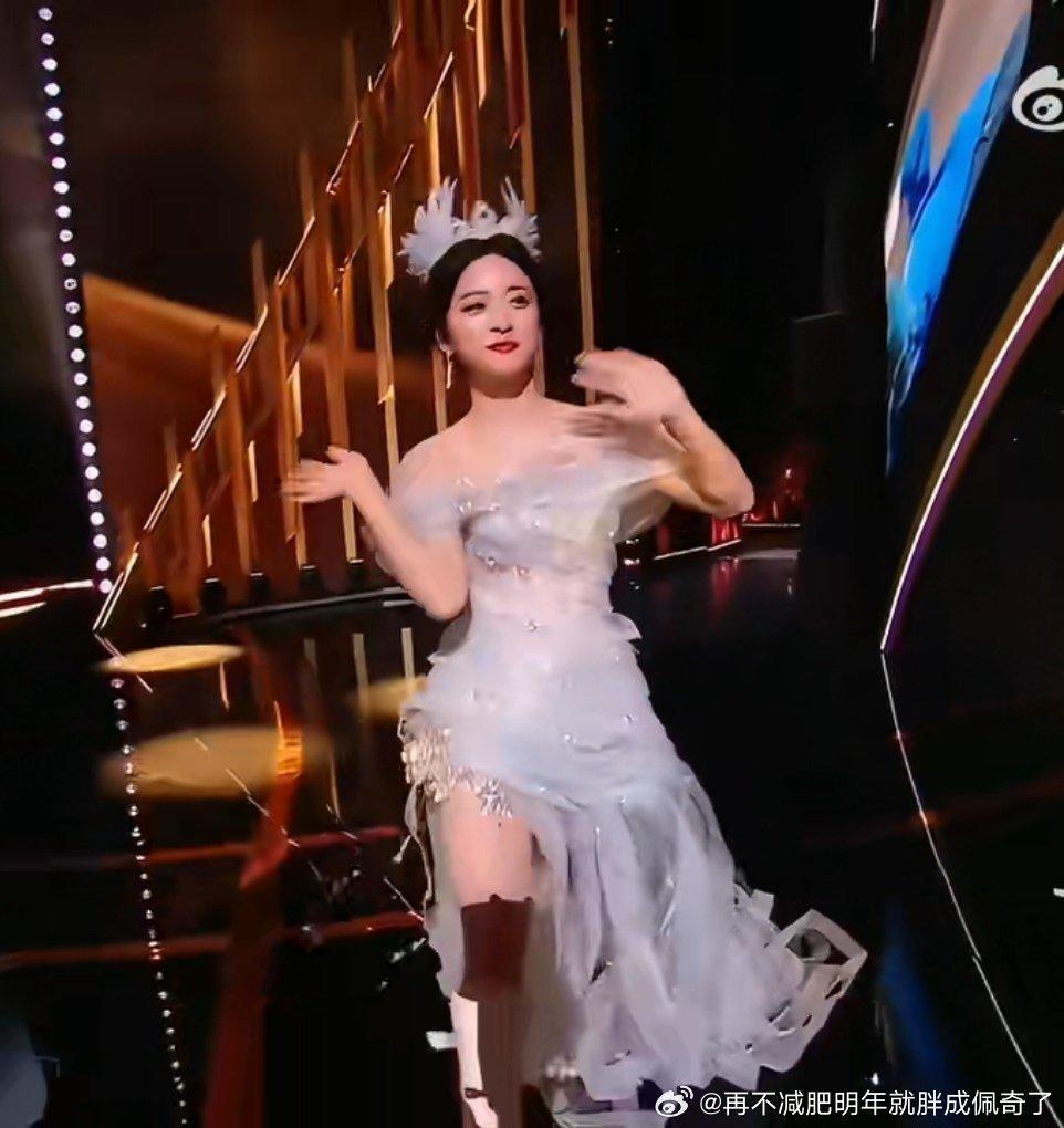 沈月也是个锉子穿这种裙子还不来个恨天高锉得可怜