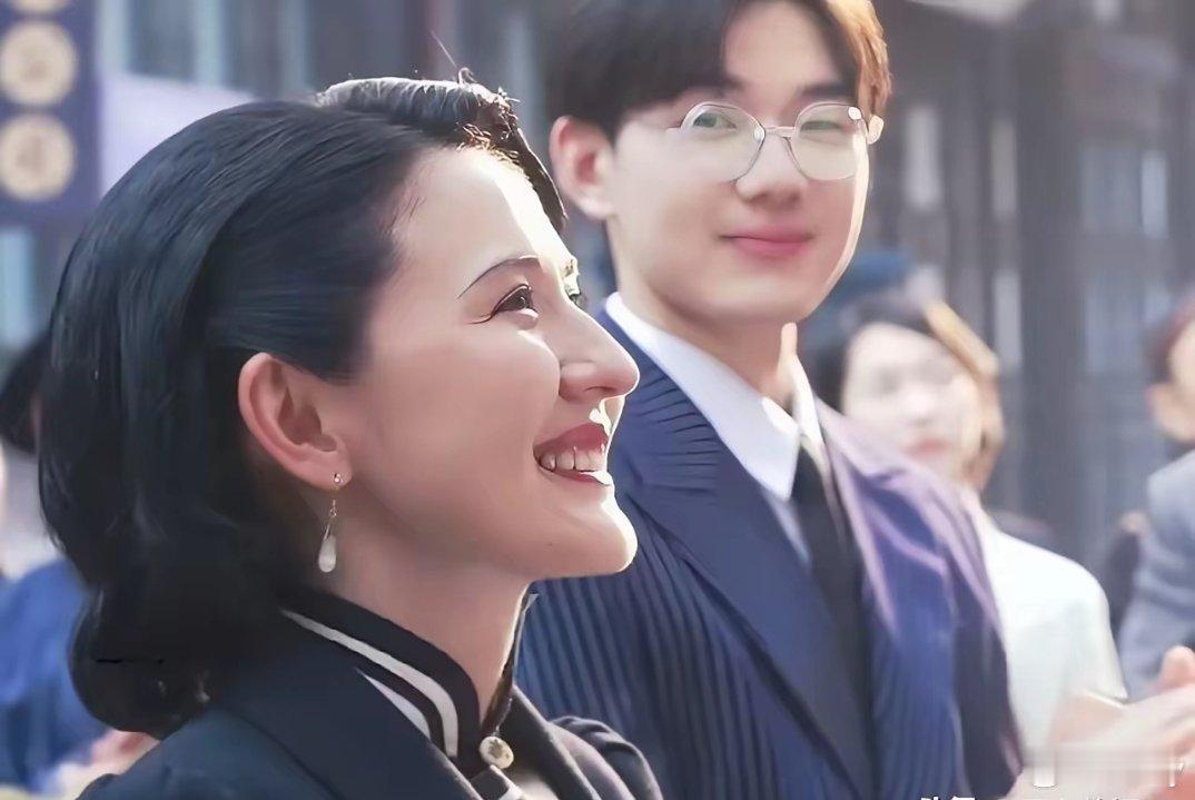 《灼灼韶华》陪韶华走到最后的人是程辉，救出韶华的也是他。​韶华到了百货第一次拿工
