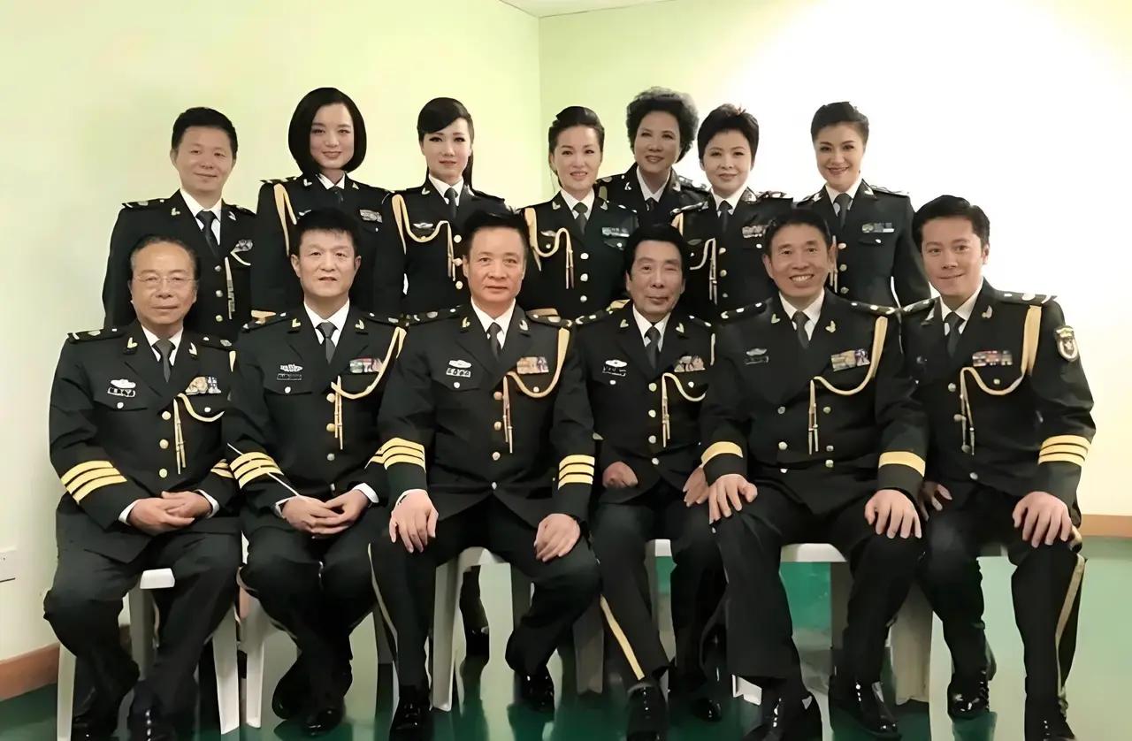 总政歌舞团著名歌唱演员合影照片，前排左熊卿才，，阎维文，克里木，程志，蔡国庆