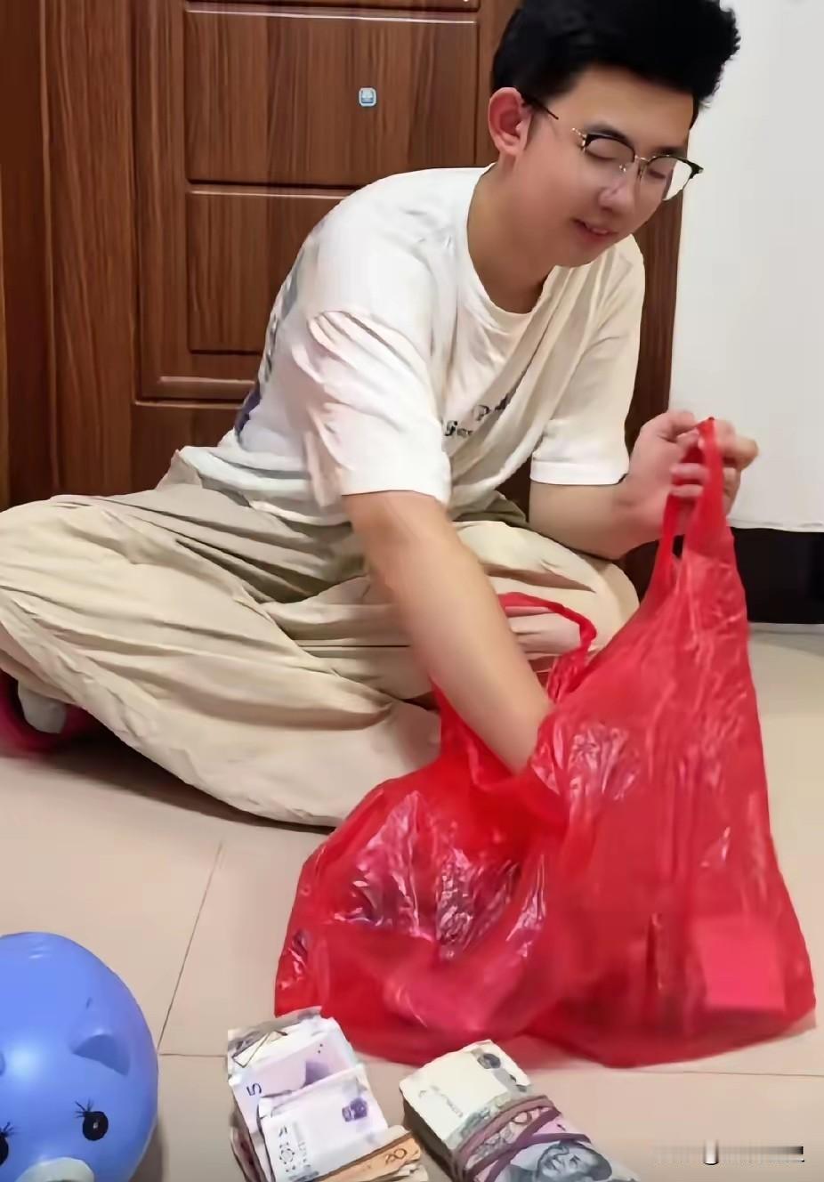 高考结束儿子归家，掏出一袋现金跪地感恩，一番话戳碎无数人泪点高考回家的儿子