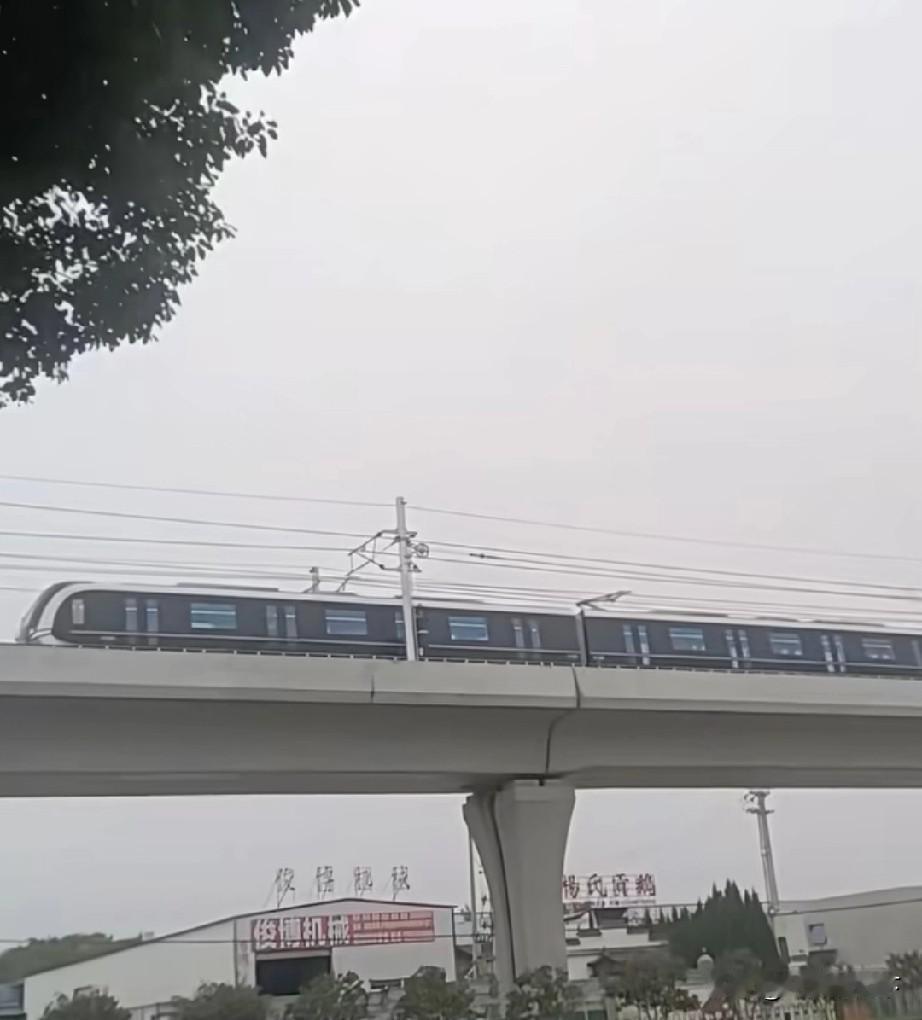 合肥地铁s1线已经在试车了，年底开通机场线的可能性还在10月13号，有合肥市网