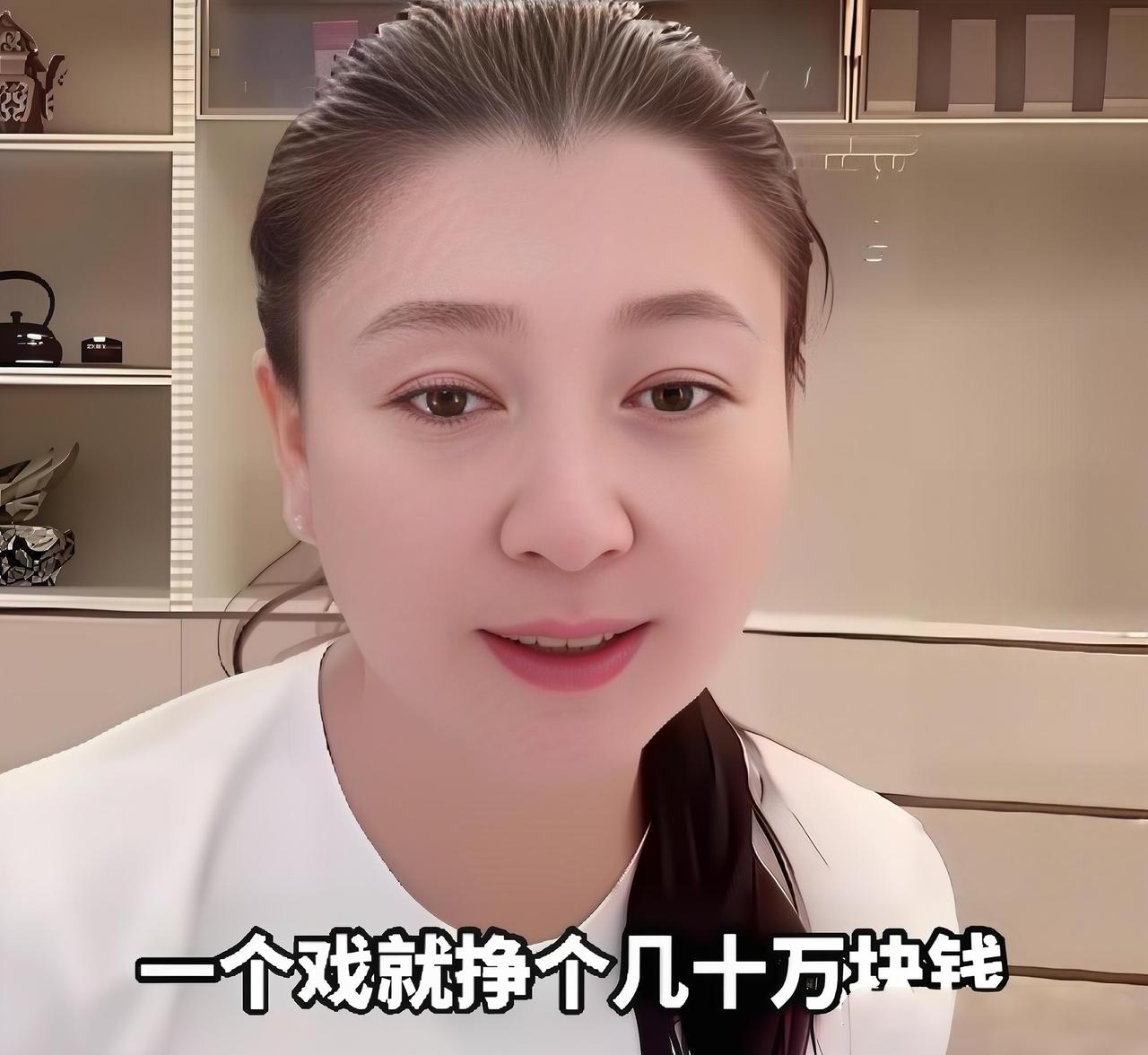 闫学晶的面相，早就说明了一切。额头美人尖，尖嘴牙凸，整个人又土又尖酸刻薄。