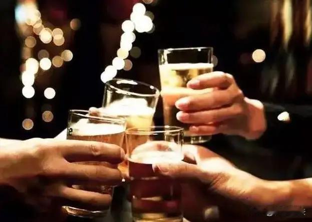 **他最后一杯酒下肚时，桌上正放着一盘剥好的荔枝。朋友说：“解酒，吃