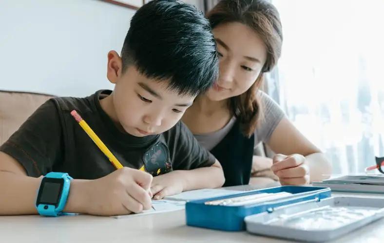 今年高考备考又炸出个大狠人！北京海淀的一些家长，不仅不给孩子报补习班，甚至连绝密