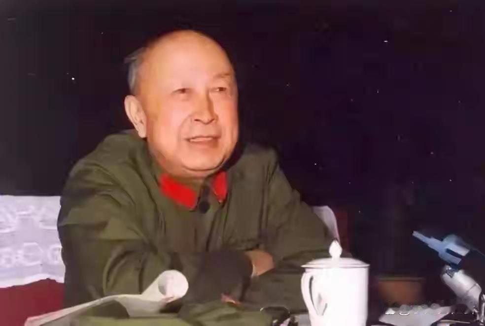 杨振宁和钱学森，都是华人里顶尖的科学家，但真要比较谁“更牛”，其实有点没意义——