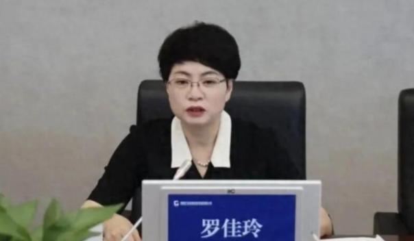 大搞权钱交易！54岁的“铿锵玫瑰”被双开！ 8月26日，中纪委对外发布通报，