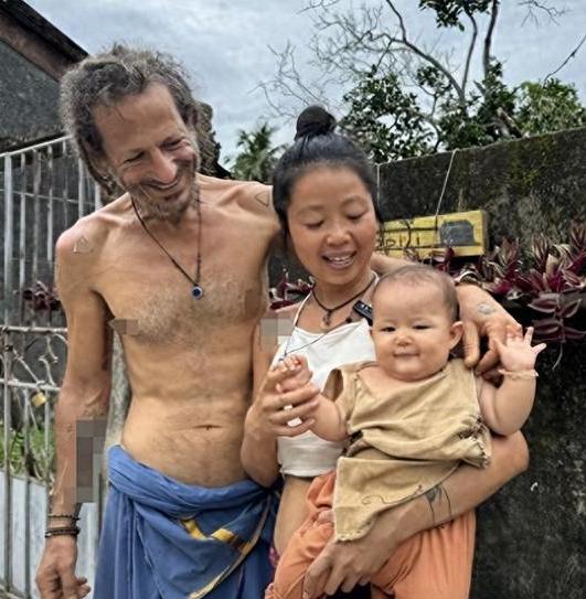 福建女孩林娜，在清迈旅行时偶遇一位希腊男人，两人一见钟情，火速闪婚。婚后，他们既