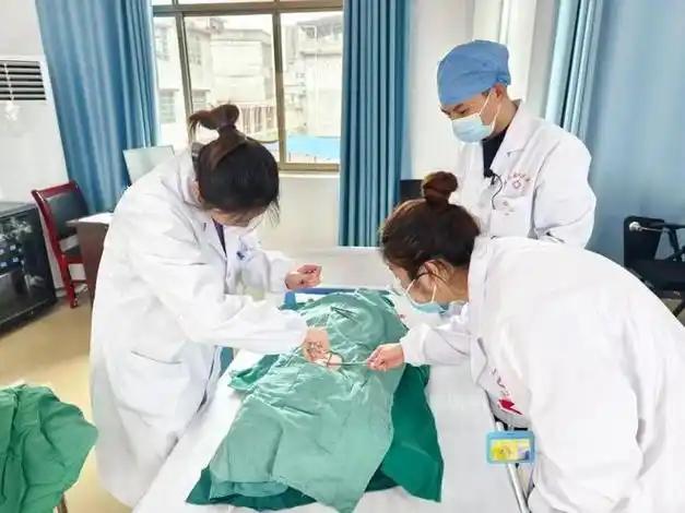 学霸弃医、医学生退培、基层医院招不到人，三重医疗危机叠加，二十年后我们老