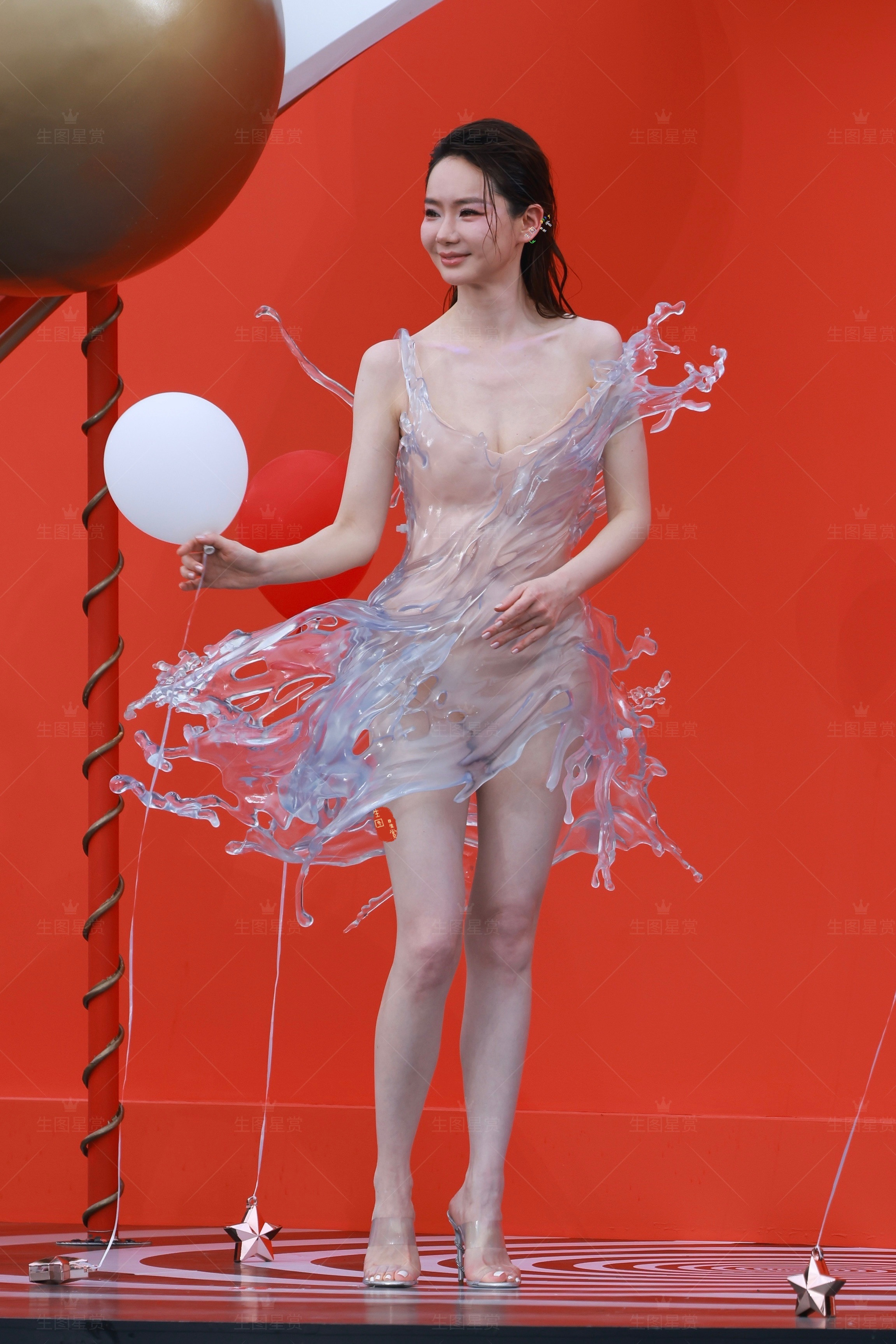 水晶梦幻七哥上线，白里透仙超级玩家芭莎之夜红毯生图直出戚薇用3D打印了一条水花
