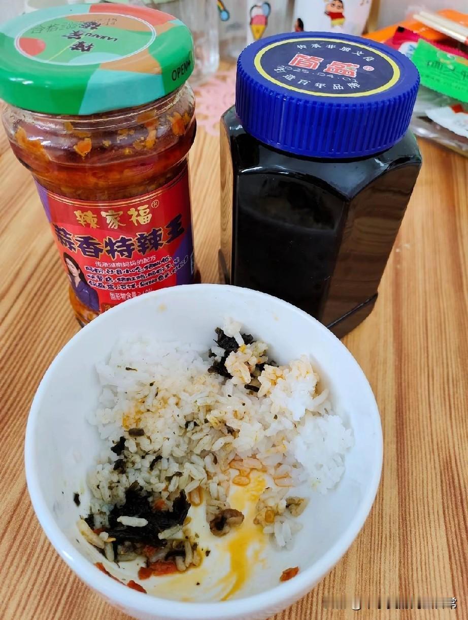 还扛得住吗？还好能吃两个菜!刚刷到这碗饭给我看笑了——碗里就白米拌点海苔，