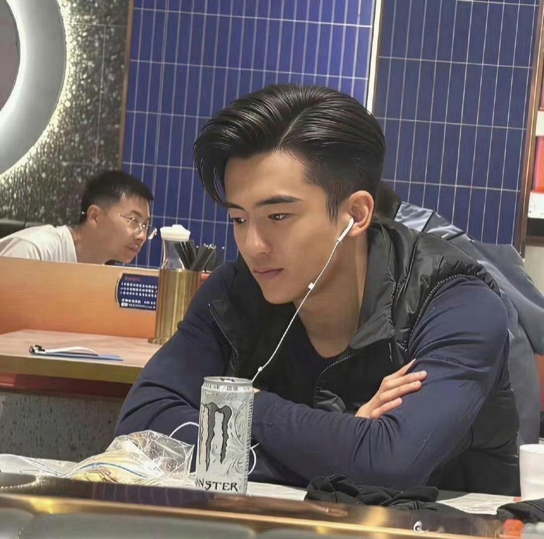 谢霆锋儿子换个发型，简直就是谢霆锋本人啊！这相似度也太高了！好家伙！以前没留意，