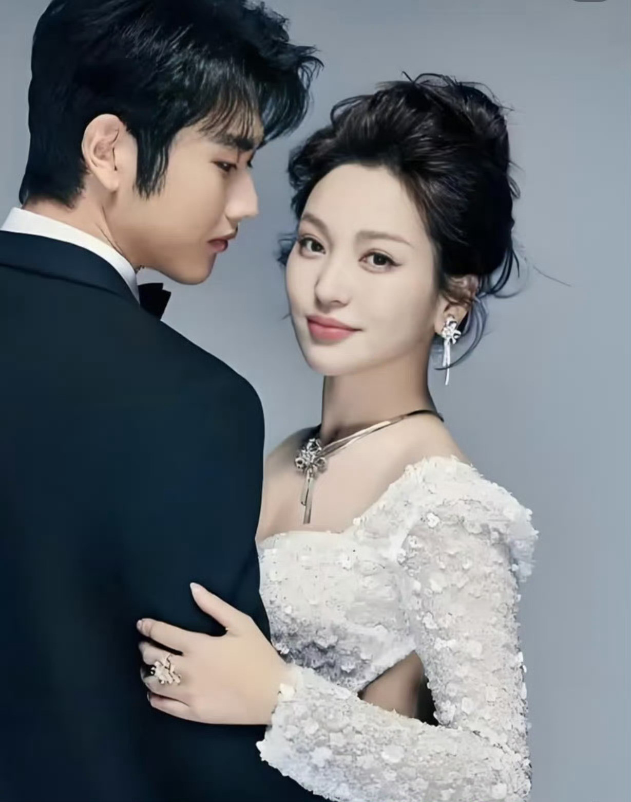 网友偶遇被求婚后的金莎看拍摄的照片金莎眼里满满的爱意哈哈哈哈