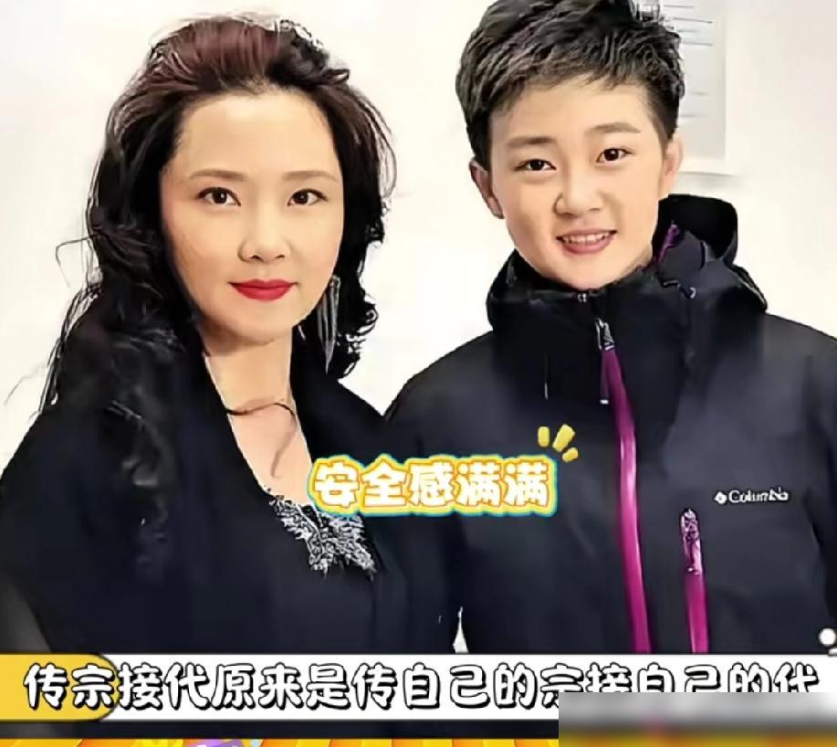 怪不得何赛飞老把“传宗接代”挂嘴边，合着她生了个儿子，还跟着自己姓呢！以前听