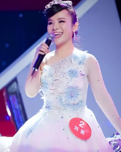7年前，盲人女歌手刘赛不顾反对，把自己嫁给这个一贫如洗的农村小伙。愿意倒贴一套婚