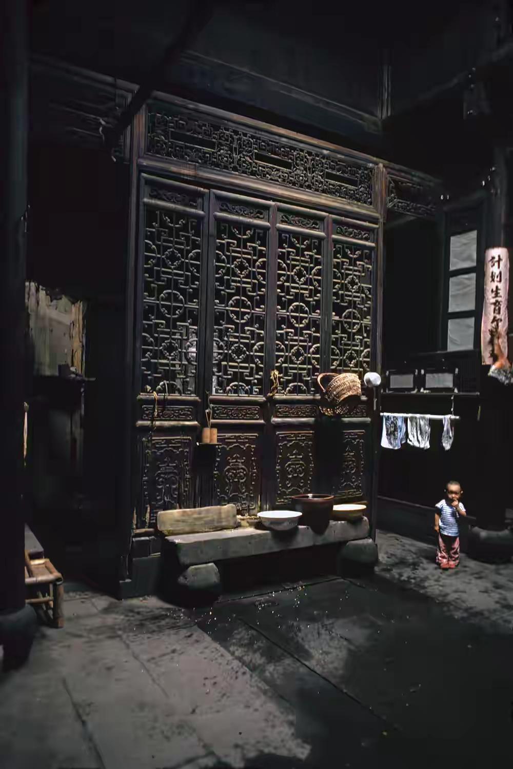 1981年，美国建筑设计师比尔·霍克来到安徽皖南对中国传统古建筑进行实地考察时拍