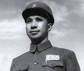 1936年冬，浙江庆元南阳村，粟裕请叶飞喝酒，几杯酒下肚，叶飞忽然发现粟裕眼神不