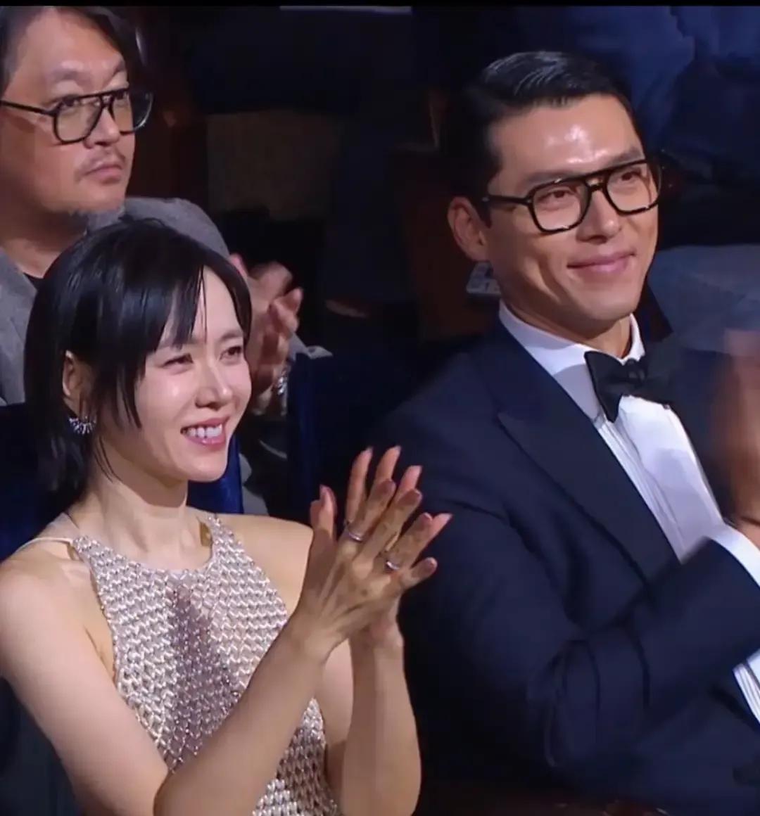 玄彬孙艺珍牵着手出现在首尔秀场，镜头扫过去我差点没认出来。俩人瘦了一圈，发际线