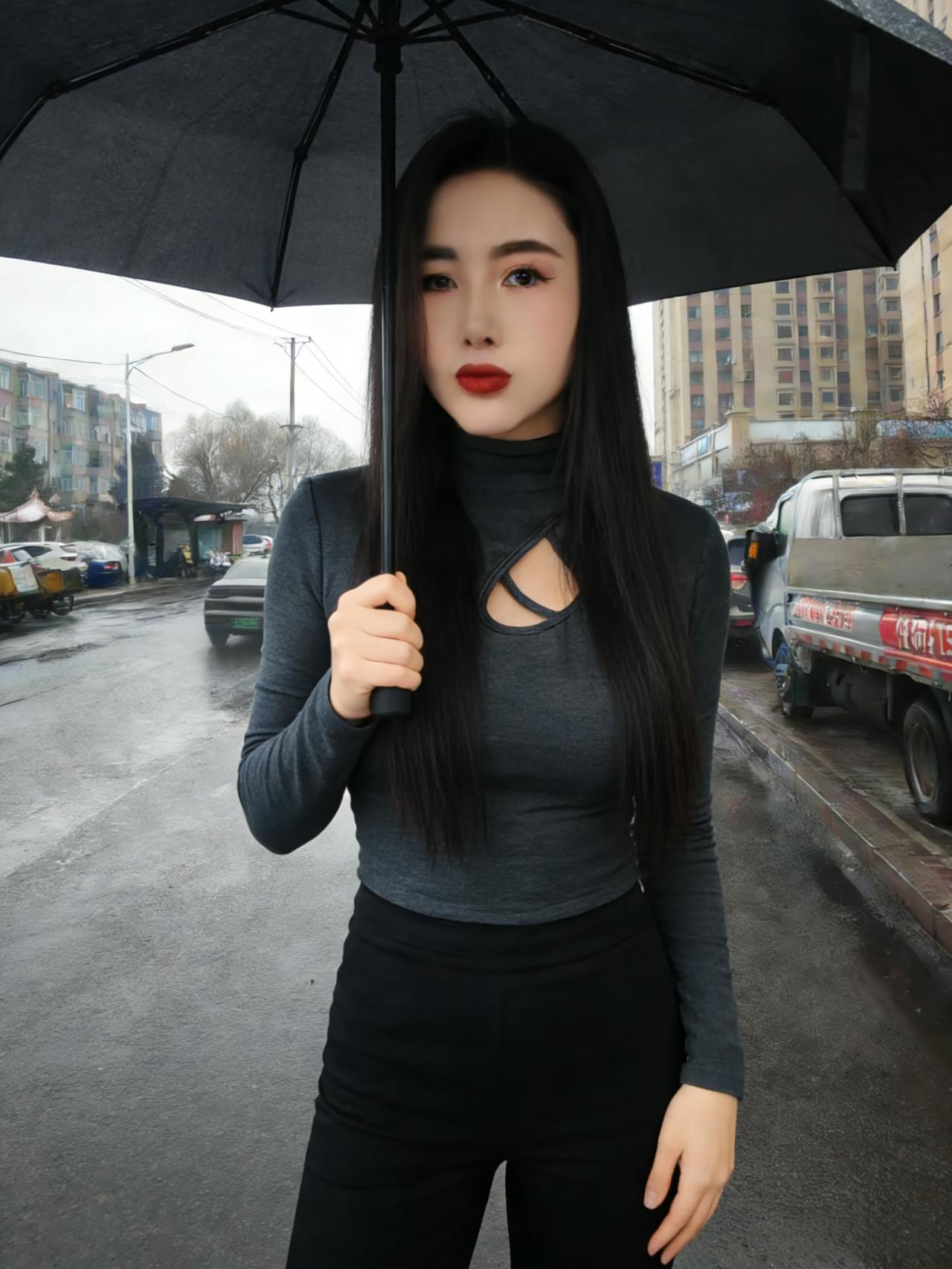 冷雨敲在黑色的伞面像敲碎了一整个冬日的沉闷她站在湿漉漉的砖石路上长发垂落，