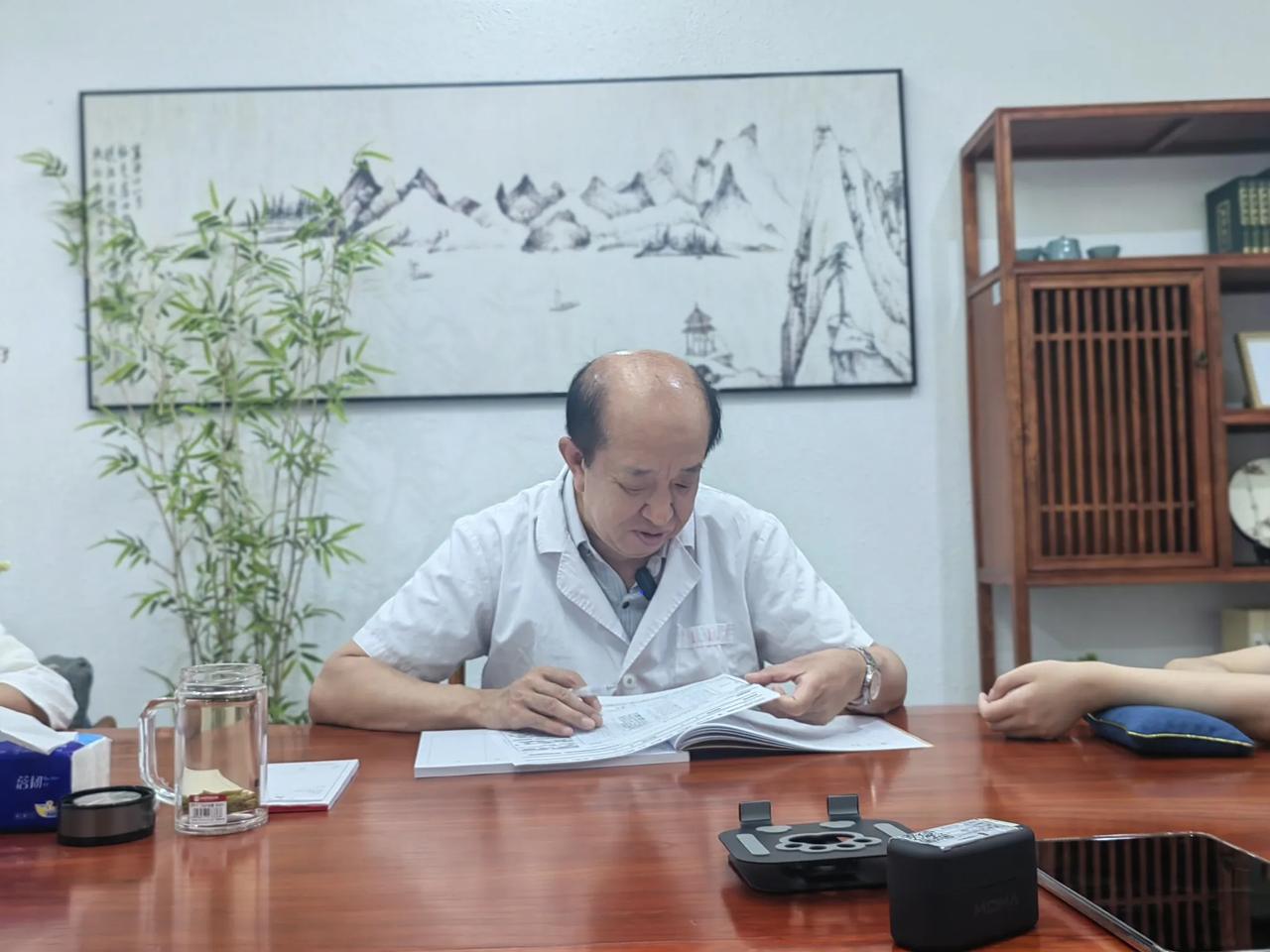 小儿抽动症多因肝风内动，痰热上扰所致。患者常表现为频繁眨眼、皱眉、耸肩、摇头等症