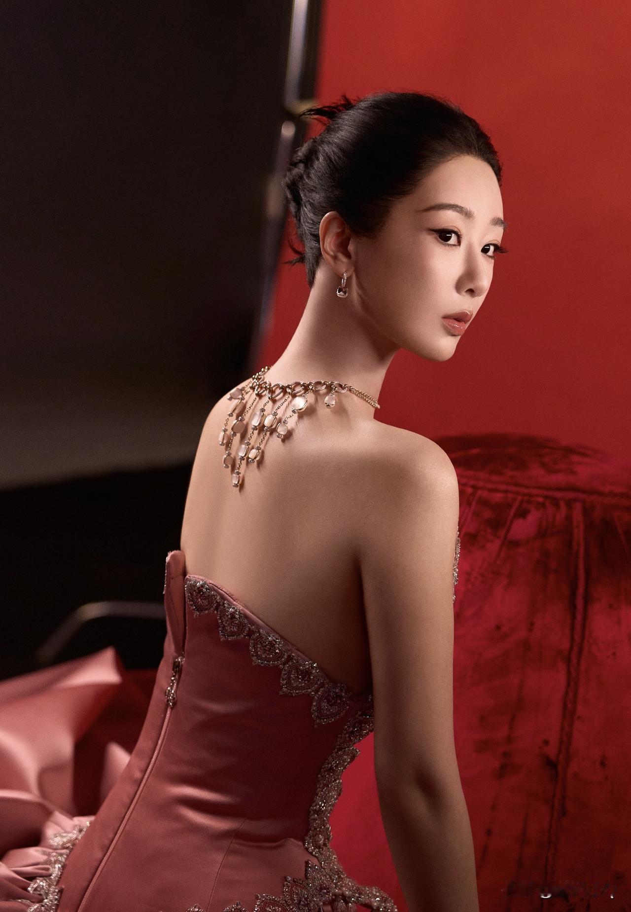 不仅女星的脖子是最好的广告位，美背也是。杨紫把项链故意戴反，脖子和后背都成为了最