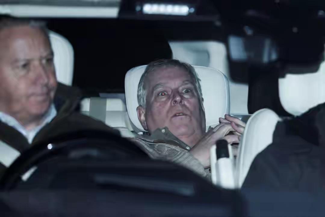 神情狂乱！安德鲁王子被捕11个小时后狼狈离开警局，此番获释不是有人救他，也不是无