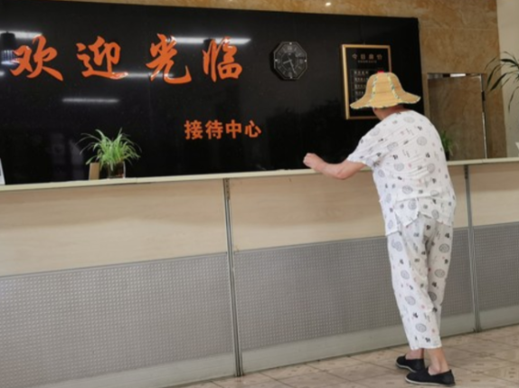 闹大了！”浙江，一位男子出差杭州住酒店，正在洗澡时突然遭名一陌生男子狂踹房门四五