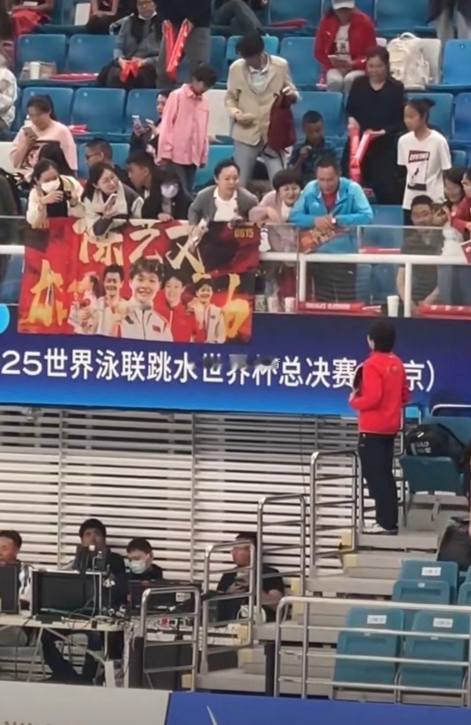 全红婵向陈艺文父母打招呼懂事有礼貌的全红婵谁能不喜欢呢[抱抱]​​​