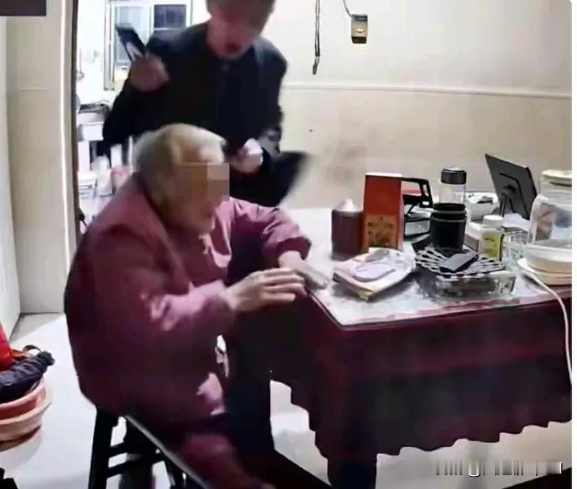 这个殴打老太太的男子，他有四个姐姐，家里就他一个儿子。因为是个姐姐远嫁，所以他