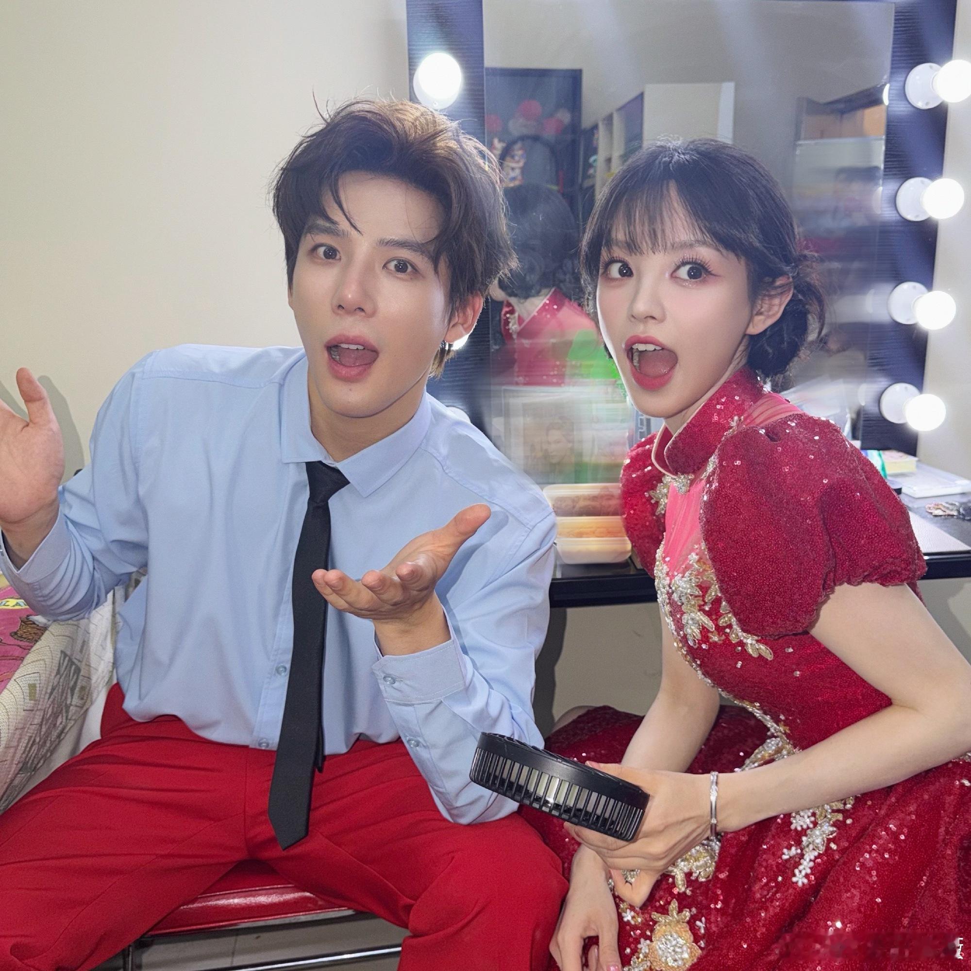 好可爱的两位田曦薇王安宇春晚合照田曦薇王安宇后台合影