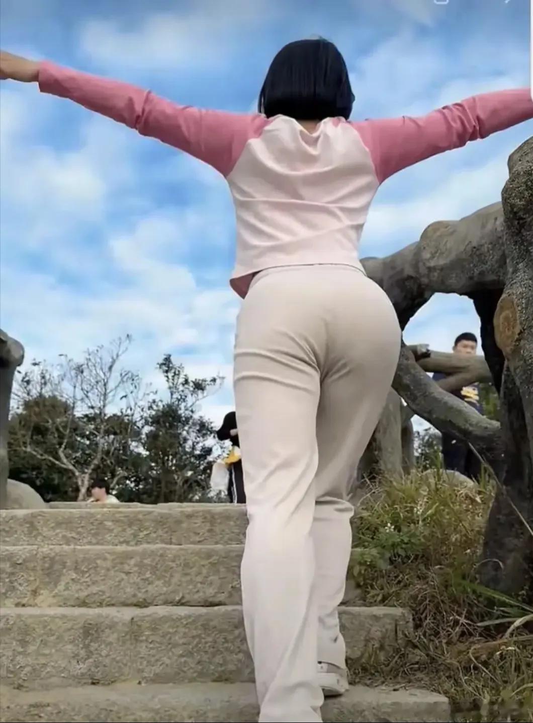 抬得起头，不是盲目的骄傲，而是历经风雨后依然坚守的尊严与希望。身处低谷时，周遭的