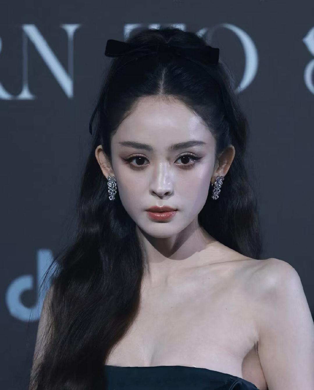这才是现实里看到的古力娜扎，生到卡粉都看得见