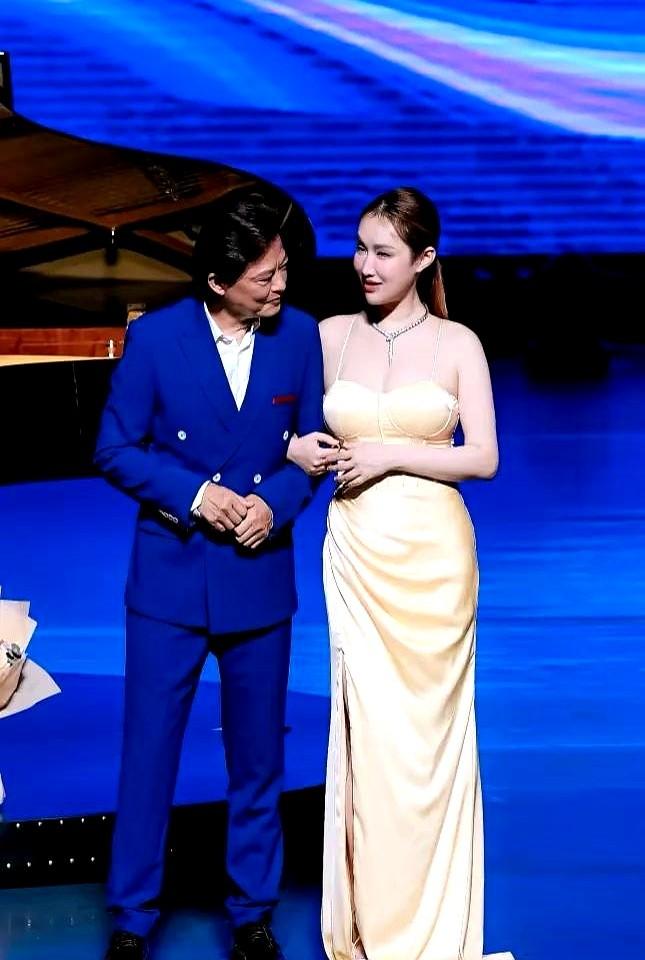 67岁“男高音歌唱家”莫华伦与小30岁娇妻共舞，他一身宝蓝色定制西装配黑色短发，