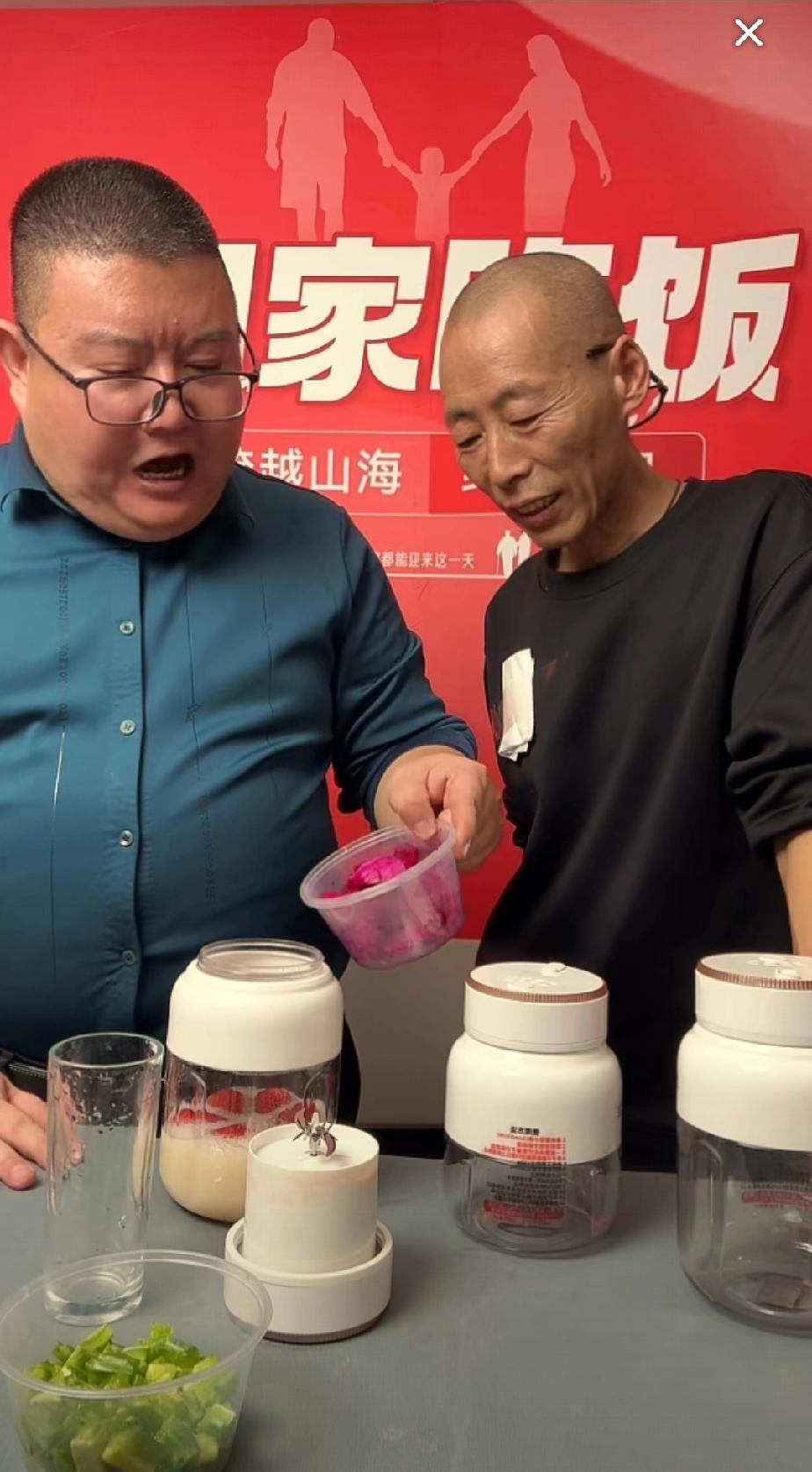 张云鹏这次带货不能出镜，爸爸和表哥挑起大梁，直播间里小胖也非常卖力，小家电质量确