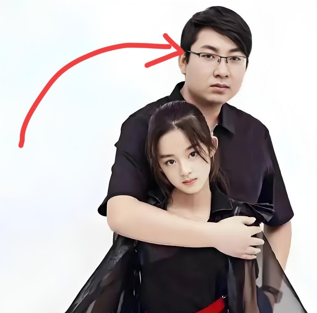 这届网友真厉害！一个耳环还真扯出来件大事儿，黄杨的爸爸已经被“立/案”了，