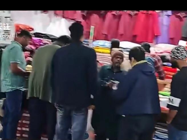 老外扎堆寿衣店引围观？老板澄清：一场实用消费乌龙10月19日，江苏镇江一家