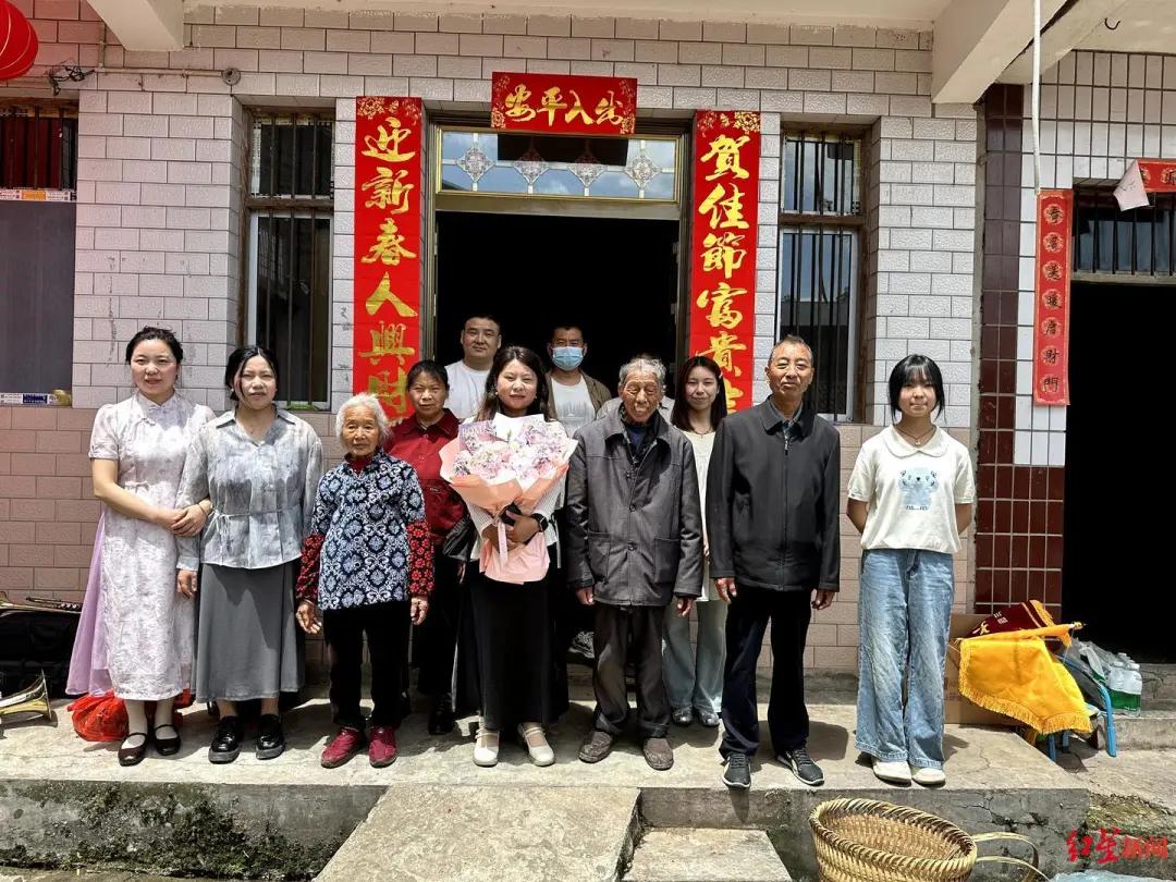 缘分奇妙非常！据《羊城晚报》5月7日消息，广州一男子深夜刷视频，见屏幕中穿浅蓝裙