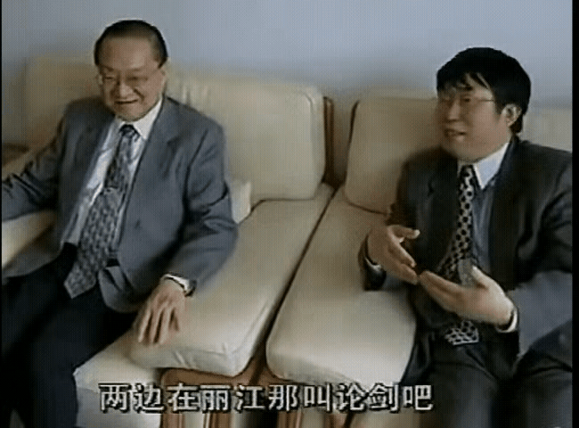 金庸先生在和聂卫平先生在一起的时候，显得有些很拘谨，好像有点放不开的样子，但是聂