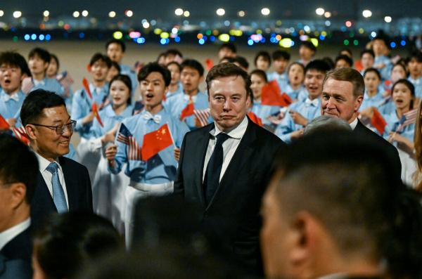 特朗普这次访华刚结束，人一回美国就连着甩出15张在中国拍的照片，7个小时不到，这