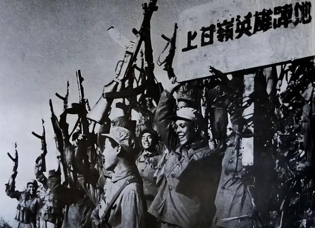 1953年朝鲜一处矮山坡，13个志愿军子弹粮食全耗光了，班长拎起一整箱美军照明弹