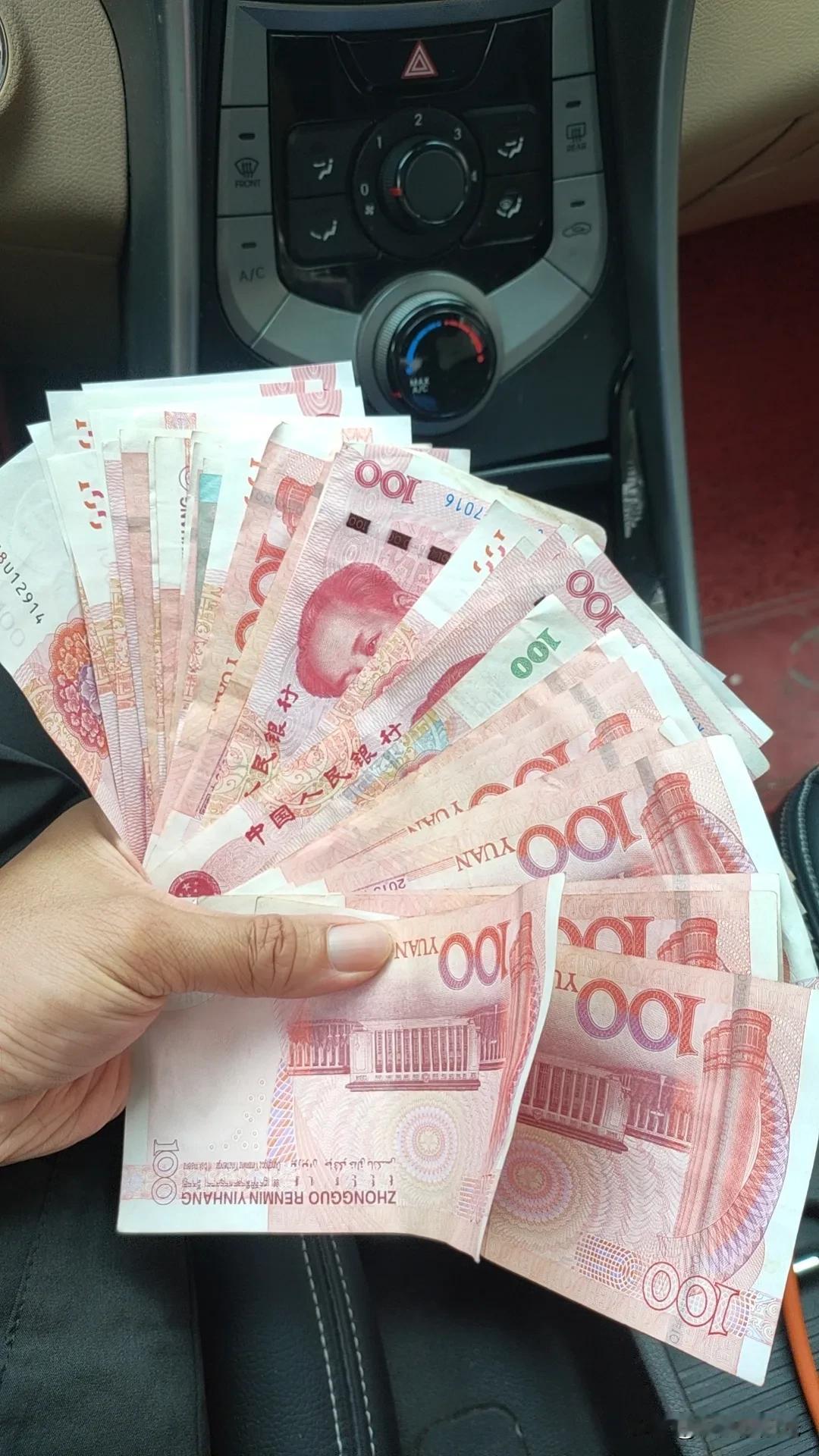 谁懂拿钱的快乐啊？老爸塞的钱，暖到心里啦！国庆带老公和俩孩子回娘家，这