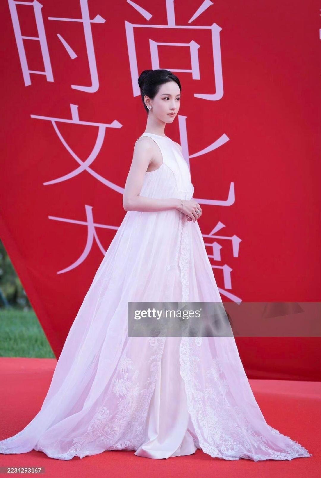 #陈都灵#🐰#曝vogue盛典集齐了四大流量花#同样都是G社生图谁赢了🤫陈都灵完全美神降临漉漉也
