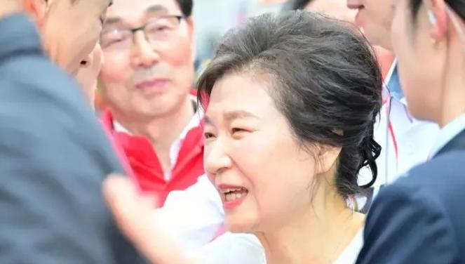 朴槿惠出了一口恶气！尹锡悦是彻底的栽了，不会再有出头之日，他被打入囚牢，很可能会
