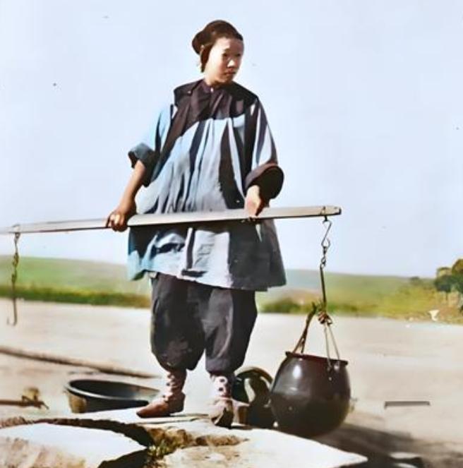 清朝，有个农妇去卖鸡蛋，走到半路被一群土匪糟蹋了，完事了，她见篮子里的鸡蛋还好端