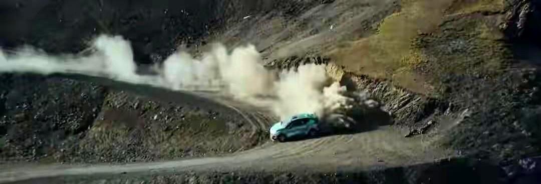 别人在赛道上漂移冒烟，韩寒在高速上定速巡航。他的成功稳得让整个行业费解。飞驰