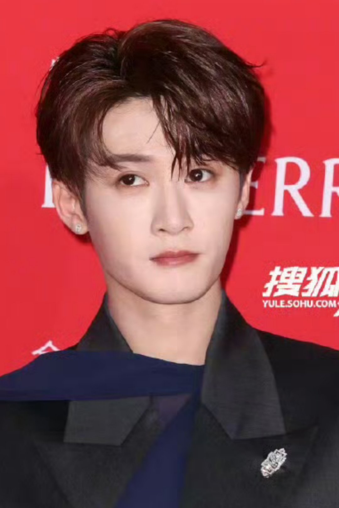 新生代电影🥜在栩栩华生红毯的媒体生图🈶论怼脸的表现力檀健次、