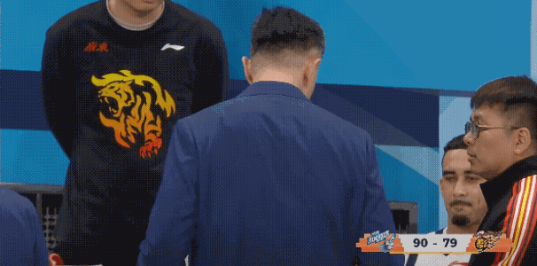 杜锋指导今天晚上有失风度了，球队打的不好你生气情有可原，但是你不能把气撒在球队工