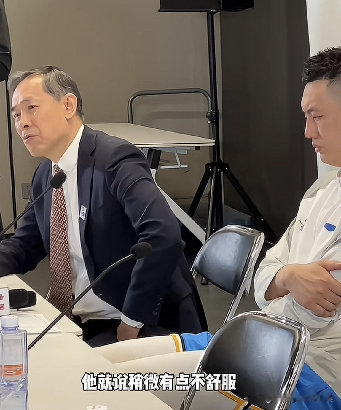 许利民：“周琦眼睛出现了和去年一样还得检查，他就说稍微有点不舒服，还得明天要到眼