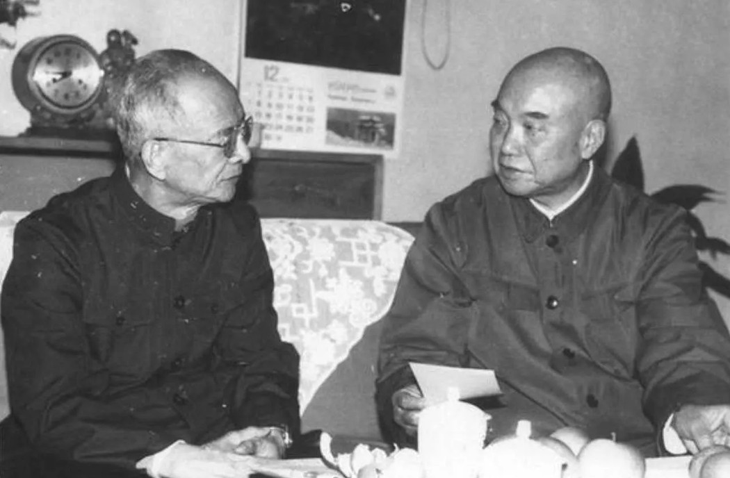 1969年冬，农垦部副部长萧克上将的住处寒意逼人，他跑步取暖无果后，只得另想他法