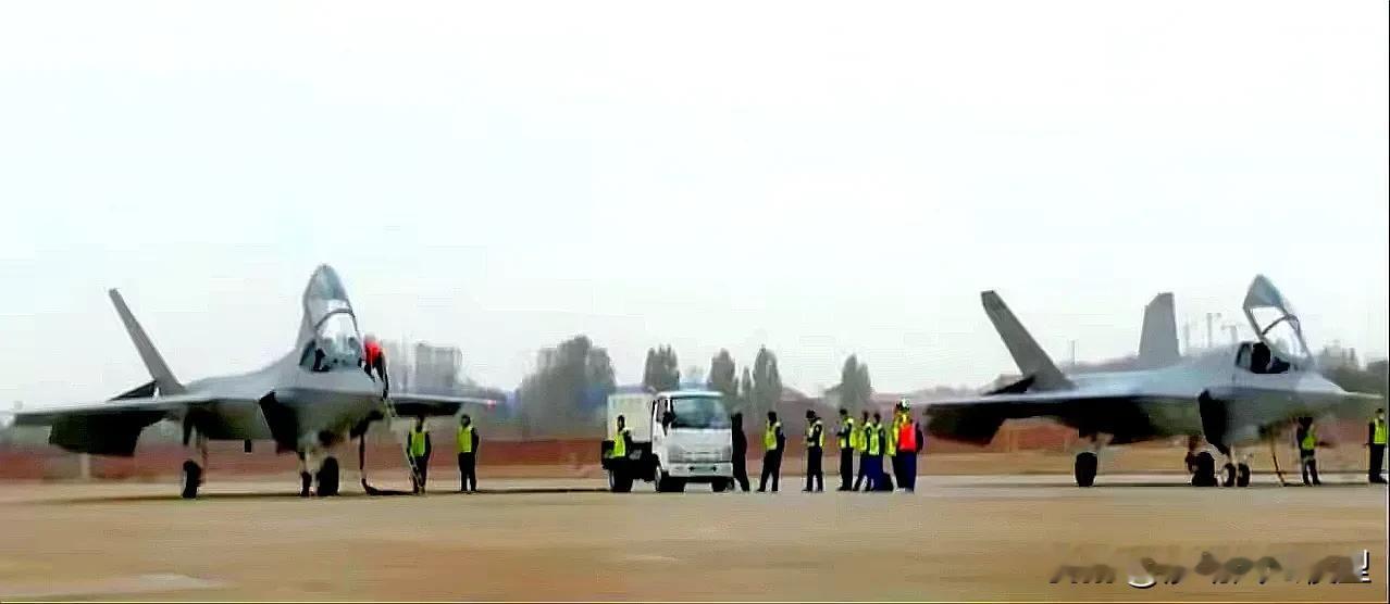 歼-35现在舰载型、空军型齐头并进，真可谓时间紧，任务重！说不定外贸型也正在加班
