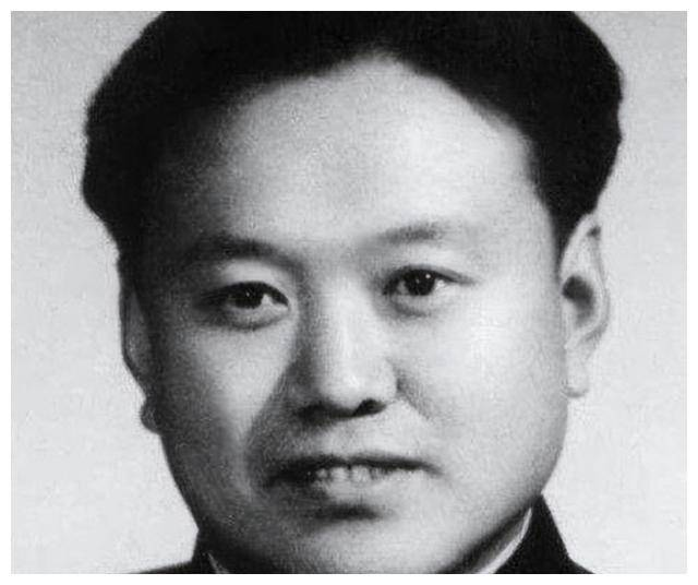 1960年除夕夜大雪纷飞，毛主席吃着葱花饼，突然间脸色大变把筷子重重地摔在了桌子